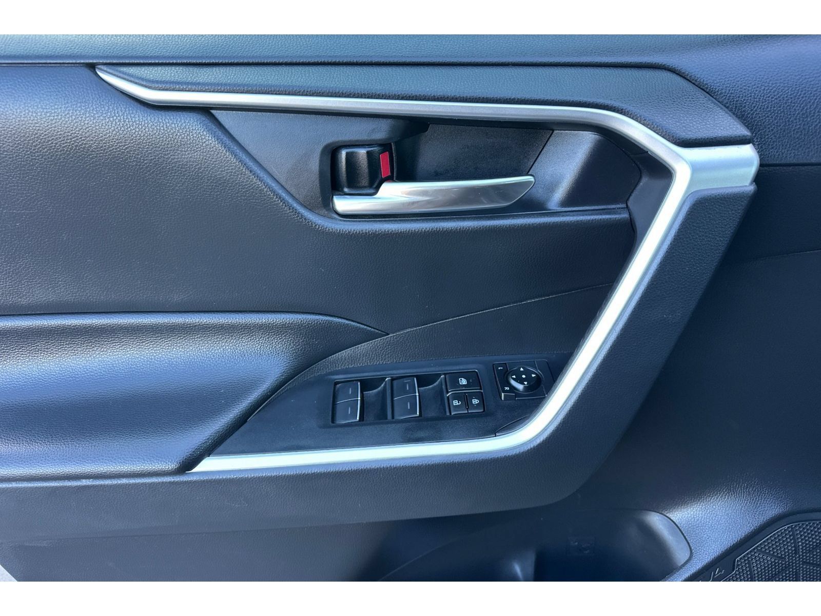 Used 2024 Toyota RAV4 XLE FWD image 11