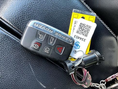 Used 2019 Land Rover Range Rover Velar R-Dynamic SE image 15