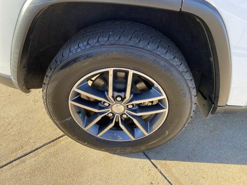 Used 2018 Jeep Grand Cherokee Limited image 30