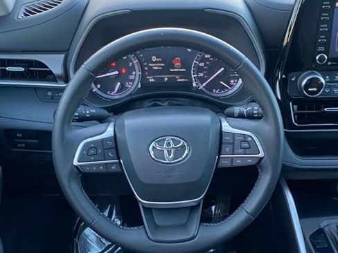 Certified 2022 Toyota Highlander XLE image 16