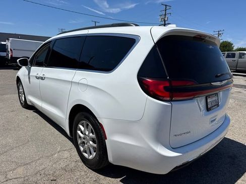 Used 2022 Chrysler Pacifica Touring-L FWD image 7