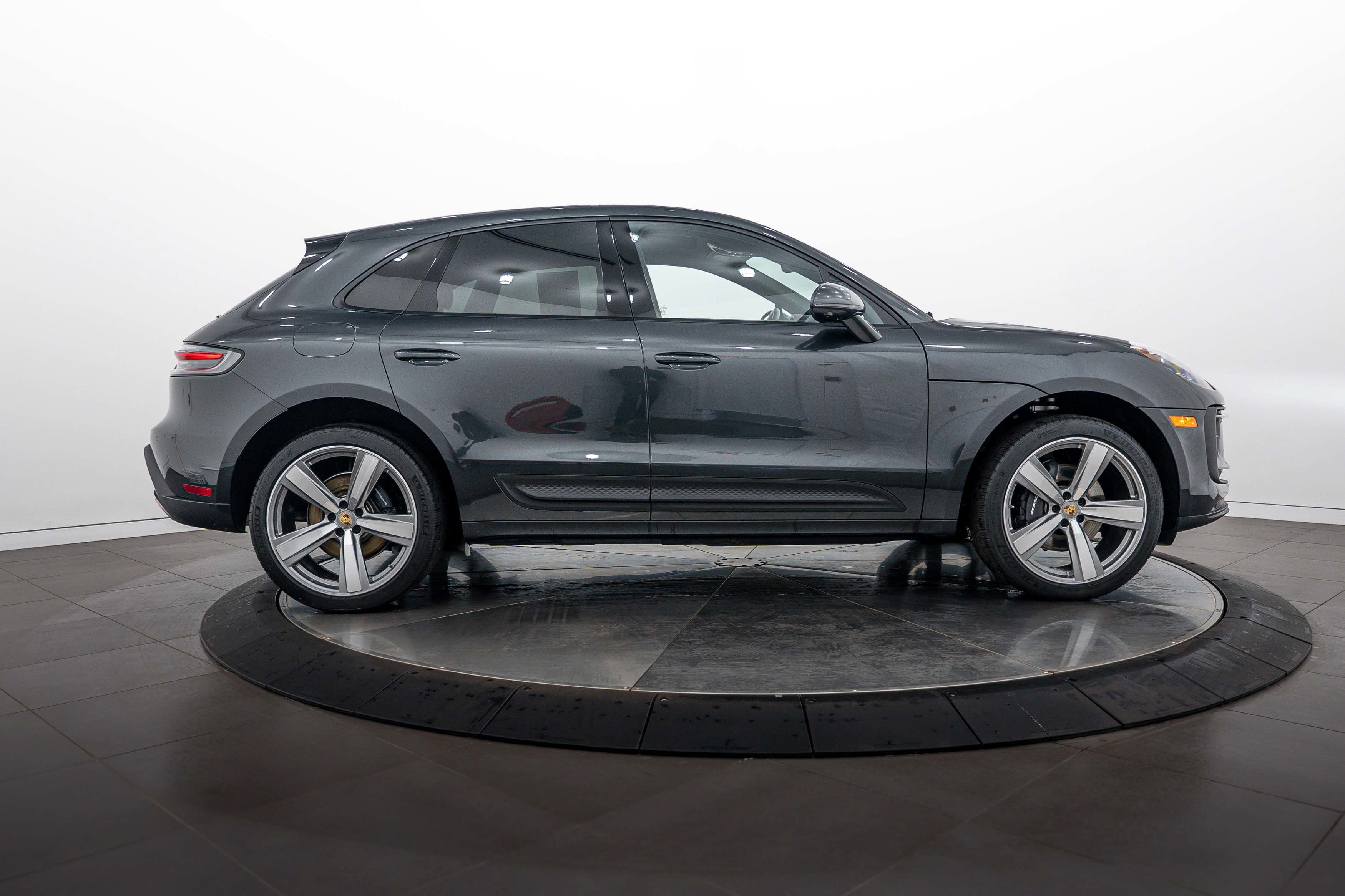 Certified 2026 Porsche Macan AWD/4WD image 8