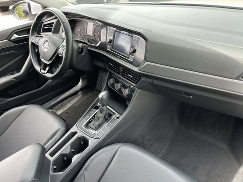 Used 2019 Volkswagen Jetta SE w/ Cold Weather Package FWD image 13