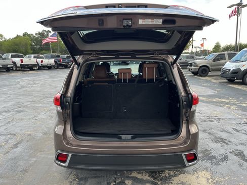 Used 2019 Toyota Highlander Limited FWD image 13
