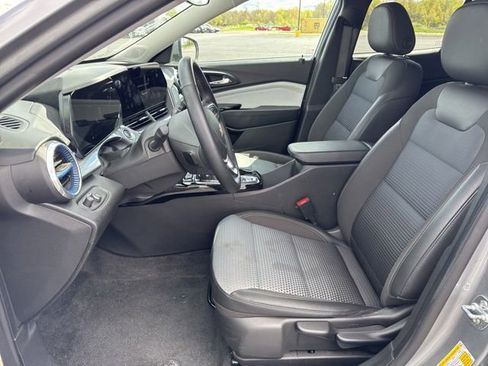Used 2025 Chevrolet Trax LT w/ LT Convenience Package FWD image 8