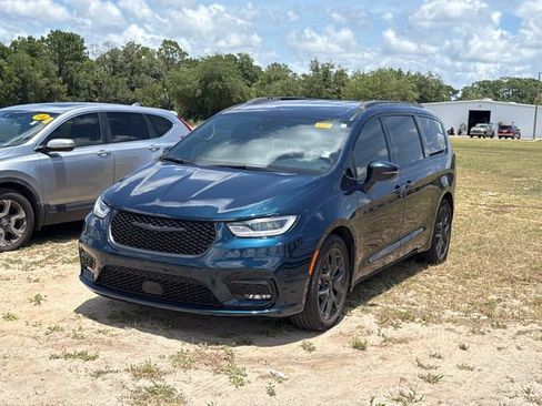 Used 2022 Chrysler Pacifica Touring-L w/ S Appearance Package FWD image 2