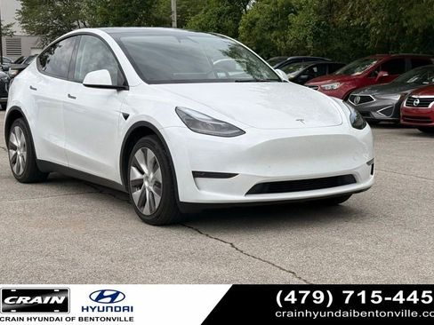 Used 2024 Tesla Model Y Long Range AWD/4WD image 1