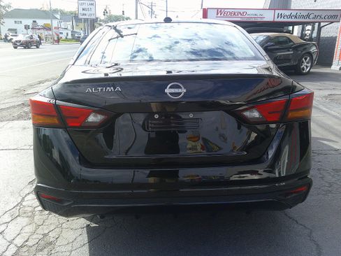 Used 2025 Nissan Altima 2.5 SV FWD image 11