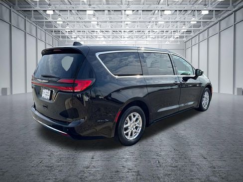 Used 2024 Chrysler Pacifica Touring-L image 7
