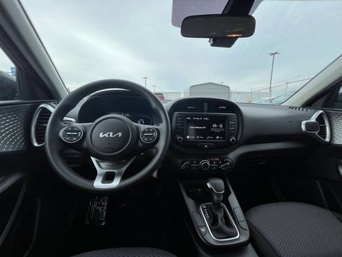 Used 2025 Kia Soul LX w/ LX Technology Package FWD image 32