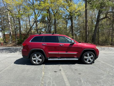 Used 2013 Jeep Grand Cherokee Overland w/ Advance Technology Group AWD/4WD image 9