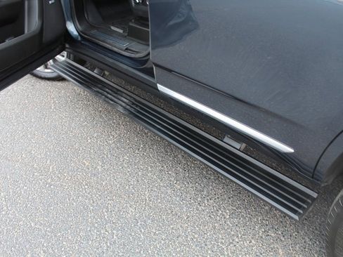 Used 2021 GMC Yukon Denali w/ Denali Premium Package image 18