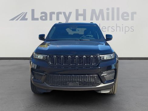 New 2025 Jeep Grand Cherokee Altitude image 9