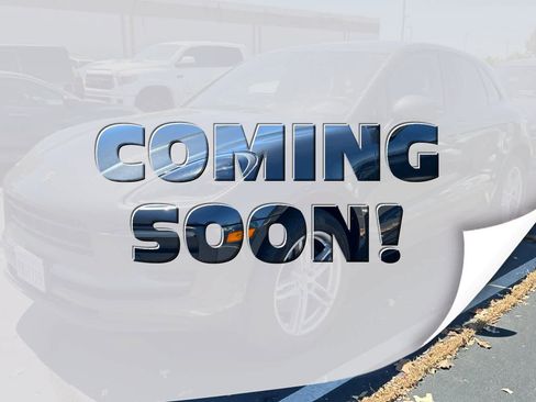 Used 2022 Porsche Macan AWD/4WD image 1