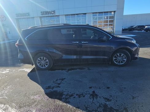 Used 2024 Toyota Sienna XLE w/ XLE Plus Package image 2