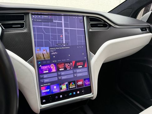 Used 2017 Tesla Model X 75D AWD/4WD image 4