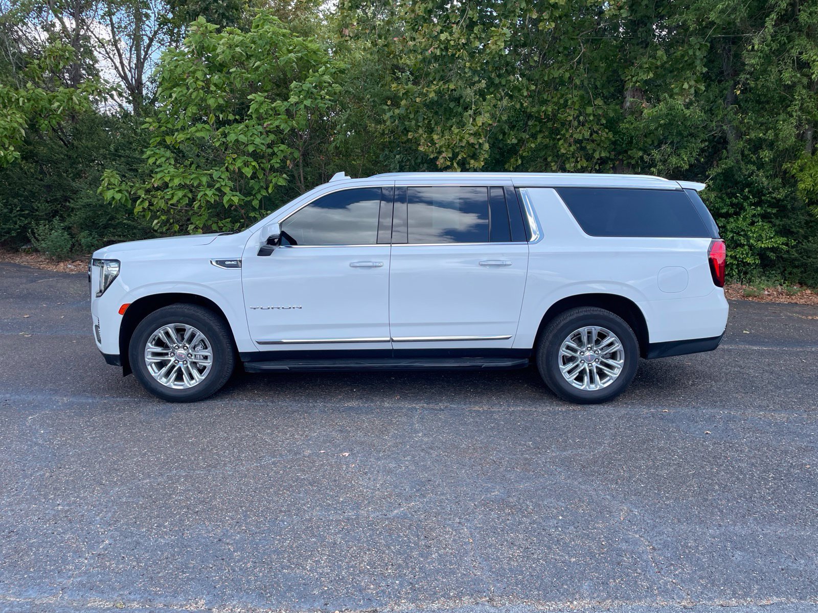 Used 2022 GMC Yukon XL SLT w/ SLT Premium Package AWD/4WD image 2