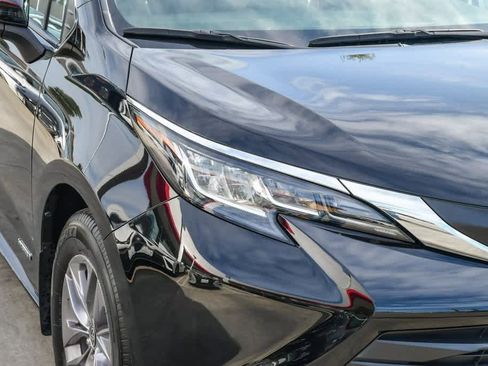 Used 2021 Toyota Sienna XLE w/ XLE Plus Package image 4