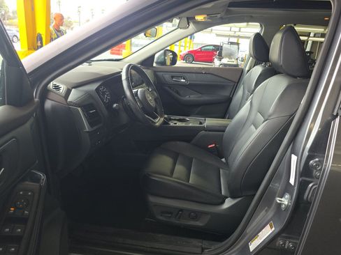 Used 2023 Nissan Rogue SV w/ SV Premium B Package FWD image 4