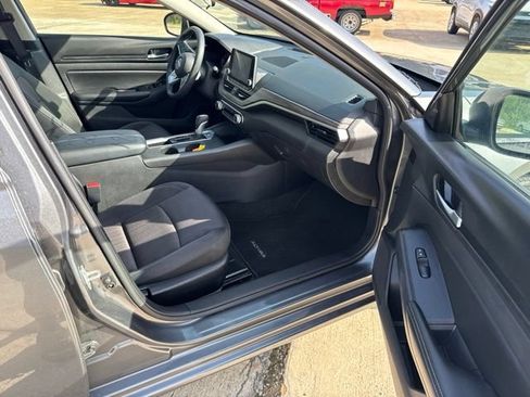 Used 2025 Nissan Altima 2.5 SV FWD image 15