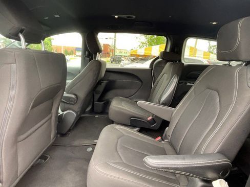 Used 2023 Chrysler Pacifica Touring FWD image 24