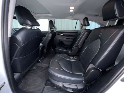 Used 2022 Toyota Highlander XLE AWD/4WD image 4