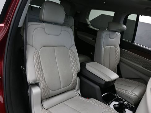 Used 2023 Jeep Grand Cherokee L Summit w/ Luxury Tech Group V image 48