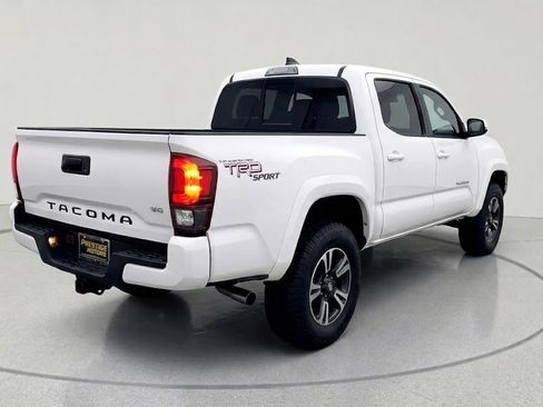 Used 2019 Toyota Tacoma TRD Sport AWD/4WD image 2