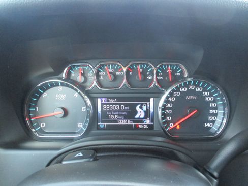 Used 2018 Chevrolet Suburban LT RWD image 16