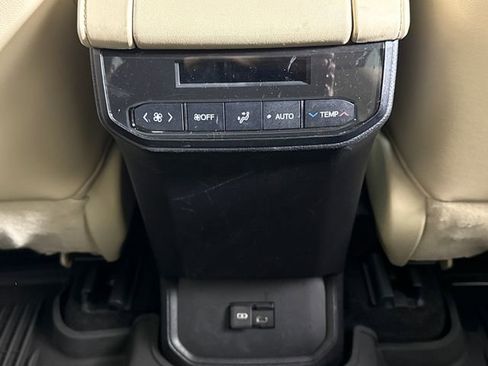 Used 2023 Toyota Highlander XLE AWD/4WD image 29