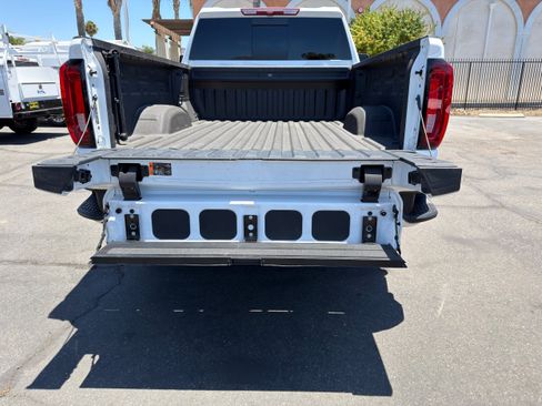Used 2023 GMC Sierra 2500 SLT w/ SLT Preferred Package AWD/4WD image 19