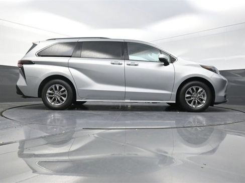 Used 2024 Toyota Sienna XLE image 31