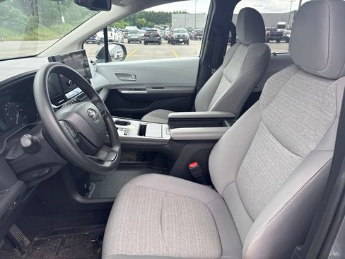 Used 2026 Toyota Sienna LE AWD/4WD image 11