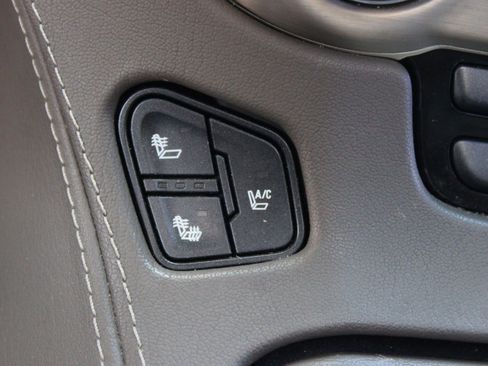 Used 2016 GMC Yukon Denali image 26