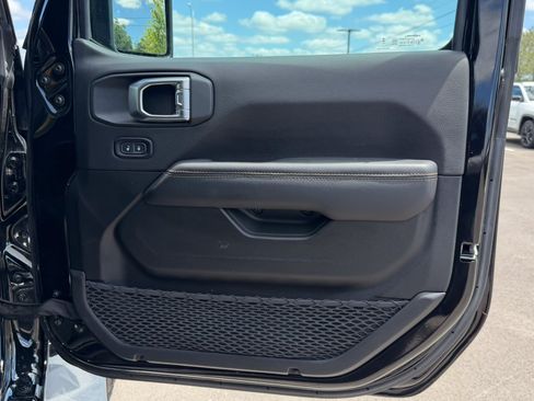 Used 2023 Jeep Gladiator Overland AWD/4WD image 18