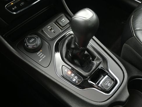 Used 2019 Jeep Cherokee Overland AWD/4WD image 27