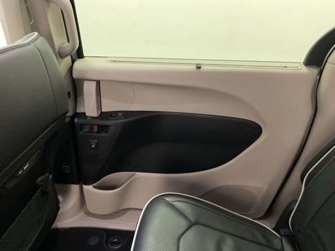 Used 2024 Chrysler Pacifica Limited image 31