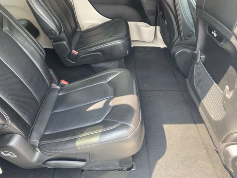 Used 2023 Chrysler Pacifica Touring-L FWD image 23