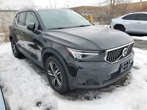 Used 2025 Volvo XC40 B5 Core image 1