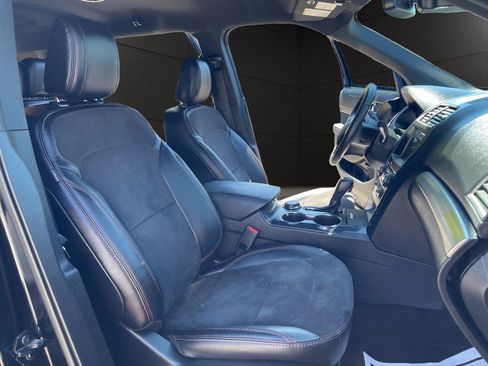 Used 2018 Ford Explorer XLT w/ XLT Appearance Package AWD/4WD image 17