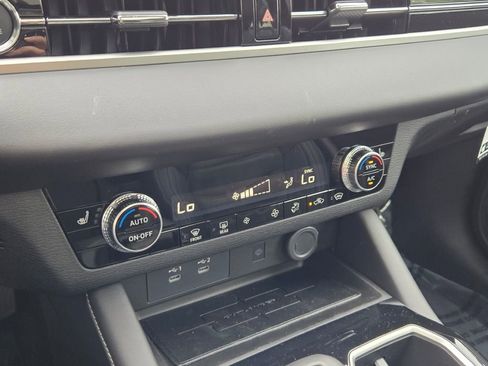 New 2025 Mitsubishi Outlander SE image 23