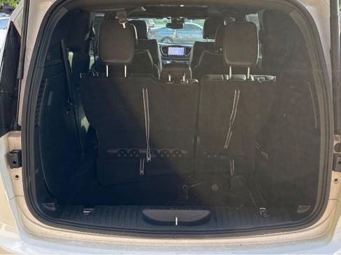 Used 2025 Chrysler Pacifica Limited FWD image 17