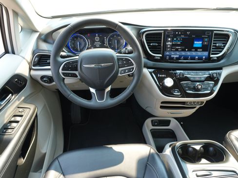 Used 2024 Chrysler Pacifica Touring-L FWD image 22