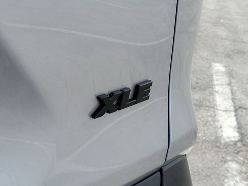 Used 2021 Toyota RAV4 XLE FWD image 8