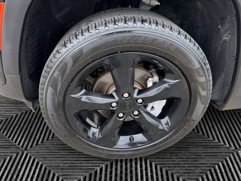 Used 2023 Jeep Grand Cherokee Limited w/ Black Appearance Package image 10