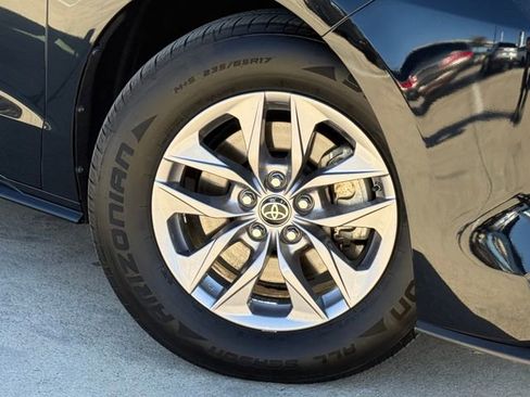 Used 2022 Toyota Sienna LE image 2