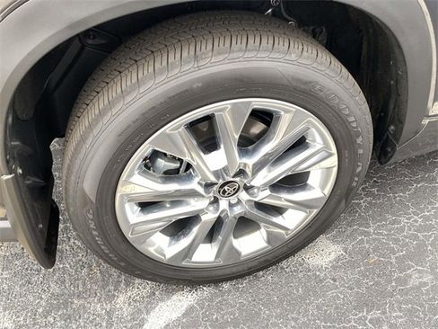 Used 2025 Toyota Highlander Limited image 11