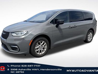 Used 2025 Chrysler Pacifica Select