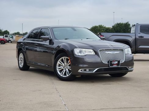 Used 2021 Chrysler 300 Touring L RWD image 2
