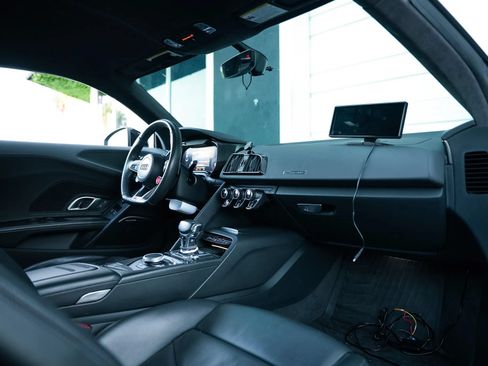 Used 2018 Audi R8 V10 w/ Premium Package RWD image 43